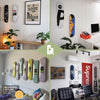 Verschiedene Skateboard Decks stilvoll an der Wand montiert mit der CRID Skateboard Wandhalterung